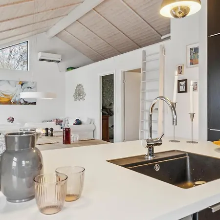 2 Bedroom Lovely In Lsted * Olsted