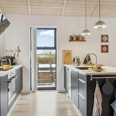 2 Bedroom Lovely In Lsted Holiday home *
